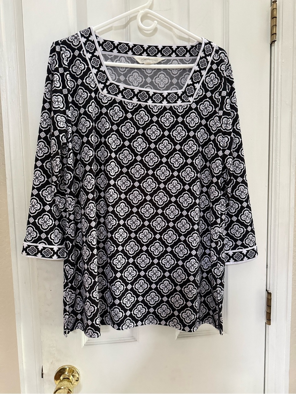 Women's Black & White Scoop Neck Tunic with Geometric Motif